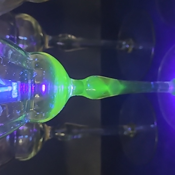 Set of 4 Vintage Etched Vaseline Glasses - Picture 3 of 17